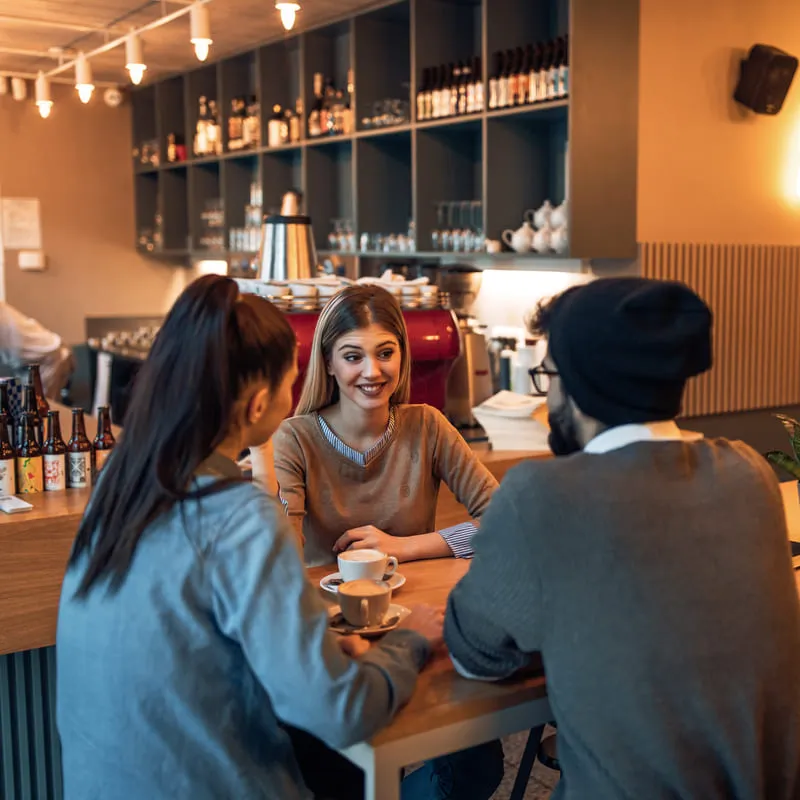 amigos disfrutando de un café en Cafetería en San José Costa Rica